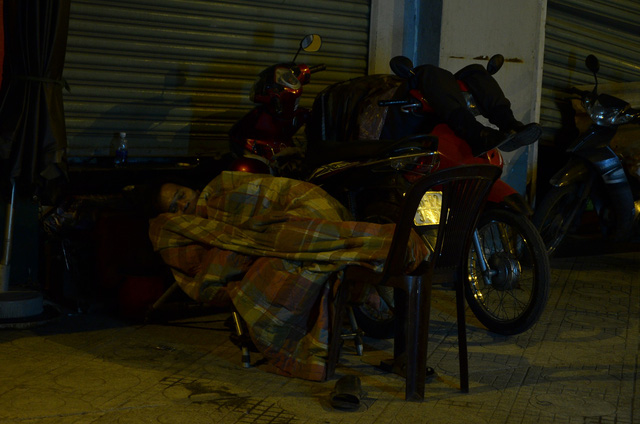 Người Sài Gòn đốt lửa sưởi ấm trong cái lạnh 20 độ C